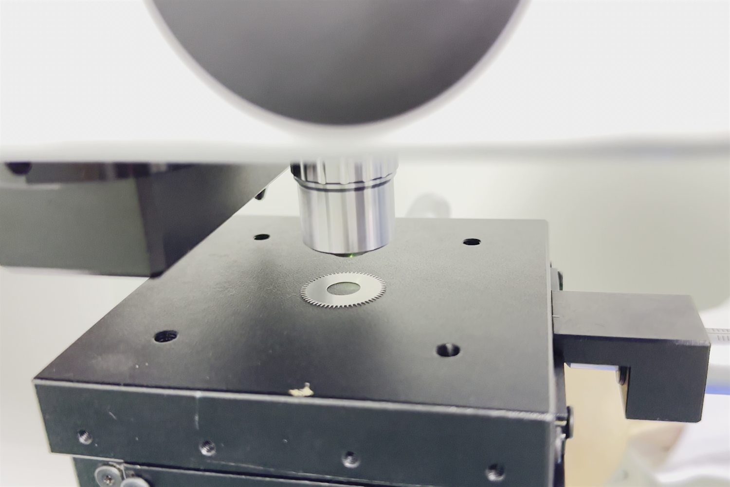 Load-cell platen — tip penetration force recorded as a force–displacement curve.