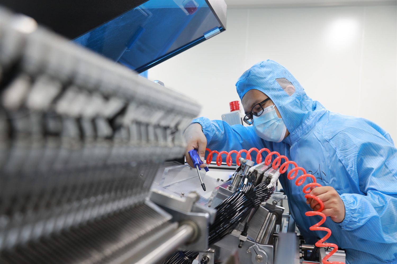 Nine-pin arrays presented for in-line inspection.